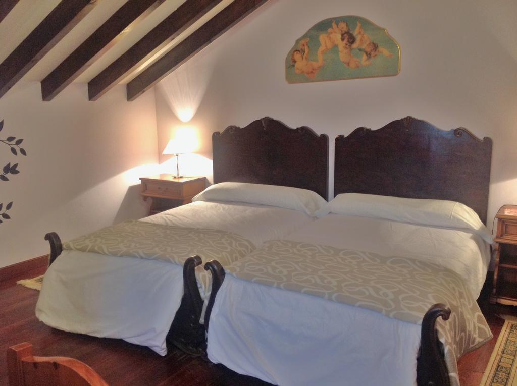 Trisileja En Puente Romano Tonanes Room photo